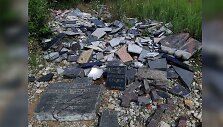 Įžūlumo vir&scaron;ūnė: nereikalingais paminklais atsikratė tiesiog &scaron;alikelėje