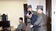 Į teismą atvedamas Jang Song Thaekas