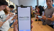 Prie parduotuvių rikiavosi didžiausi &bdquo;iPhone&ldquo; telefonų gerbėjai