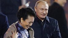 Kinijos prezidento Xi Jinpingo žmona Peng Liyuan ir Rusijos prezidentas Vladimiras Putinas