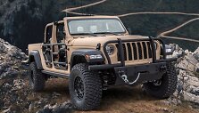 JEEP GLADIATOR XMT. Priekyje galima sumontuoti labai galingą gervę. (AM General nuotrauka)