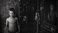 Fotografija i&scaron; serijos &bdquo;Senų dvarų vaikai&ldquo;