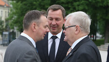 Rygos savivaldybės administracijos direktorius Jurijus Radzevičas (k.), Vilniaus meras Artūras Zuokas ir Talino meras Edgaras Savisaaras