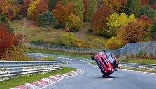 Automobiliu &bdquo;Mini&ldquo; atliekamas triukas