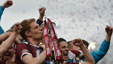 &bdquo;Hearts&ldquo; kapitonas Marius Žaliūkas su 2012 metais i&scaron;kovota &Scaron;kotijos taure