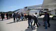 Pabėgėliai i&scaron; Sirijos eina į popiežiaus lėktuvą.