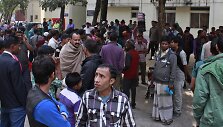 Mirusių vaikų tėvai ir jų artimieji prie ligoninės Banglade&scaron;e