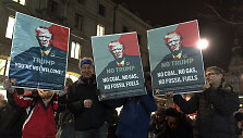 &Scaron;veicarijoje prie&scaron; D.Trumpą protestavo daugiau kaip tūkstantis žmonių