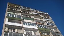 Paryžiaus Komunos g. 2 gyventojai kategori&scaron;kai atsisakė renovuoti &scaron;į daugiabutį, statytą beveik prie&scaron; pusę amžiaus. 