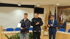 Neringos savivaldybėje Simonui Valčiukui įteiktas apdovanojimas &ndash; Prie&scaron;gaisrinės apsaugos ir gelbėjimo departamento ženklas &bdquo;Už nuopelnus gyventojų saugai&ldquo;.