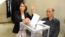 Nabila Mounib balsuoja rinkimuose