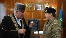 Adamas Kadyrovas (de&scaron;inėje) apdovanotas Karačiajų Čerkesijos ordinu