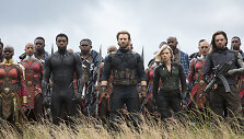 Danai Gurira, Chadwickas Bosemanas, Chrisas Evansas, Scarlett Johansson ir Sebastianas Stanas filme &bdquo;Ker&scaron;ytojai. Begalybės karas&ldquo;