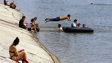Rumunijoje žmonės kar&scaron;tomis dienomis atgaivos ie&scaron;kojo prie vandens.