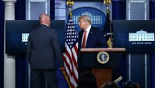 Donaldas Trumpas i&scaron;vedamas i&scaron; Baltųjų Rūmų konferencijų salės