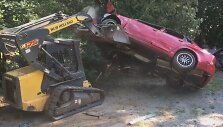 Įpykęs tėvas ekskavatoriumi suniokojo dukros &bdquo;Audi&ldquo;
