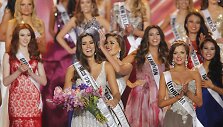 Gabriela Isler karūnuoja 2014-ųjų &bdquo;Mis Visatą&ldquo; &ndash; kolumbietę Pauliną Vega. De&scaron;inėje &ndash; Patricija Belousova
