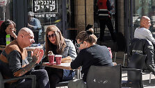 Izraelyje visi&scaron;kai paskiepijus 40 proc. gyventojų vėl atidaromi restoranai ir barai