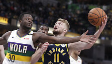 Julius Randle'as prie&scaron; Domantą Sabonį