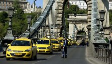 Budape&scaron;te vykusi taksi vairuotojų demonstracija prie&scaron; &bdquo;Uber&ldquo; 