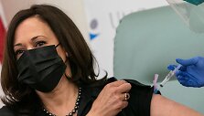 Kamala Harris paskiepyta nuo koronaviruso.