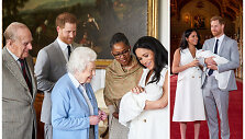 Princas Philipas, princas Harry, karalienė Elizabeth II, ant rankų pirmagimį Archie Harrisoną&nbsp;Mountbatteną-Windsorą laikanti Sasekso hercogienė Meghan Markle ir jos mama Doria Ragland