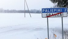 Žmonės supranta, nepra&scaron;o dėl kelių gyventojų asfalto iki jų tiesti, bet jų kantrybė i&scaron;seko tuomet, kai &bdquo;kopėčiomis&ldquo; pramintą žvyrkelį atsakingos institucijos visi&scaron;kai pamir&scaron;o