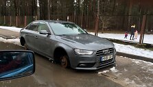 Be ratų paliktas automobilis
