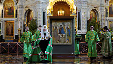 Patriarchas Kirilas Andrejaus Rubliovo &bdquo;Trejybės&ldquo; fone