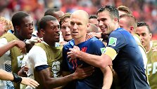 Arjenas Robbenas su komandos draugais džiaugiasi įvarčiu