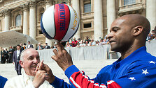&bdquo;Harlem Globetrotters&ldquo; krep&scaron;ininkai triukų moko net Popiežių.