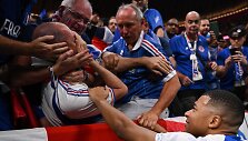 Kylianas Mbappe netyčia kamuoliu pataikė sirgaliui į veidą.