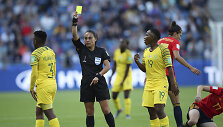 Nothando Vilakazi gauna pirmą geltoną kortelę