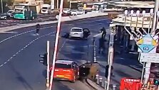 Nufilmuota, kaip ginkluoti užpuolikai ėmė &scaron;audyti autobusų stotelėje Jeruzalėje
