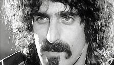 Kadras i&scaron; filmo &bdquo;Pasprink savo klausimu &ndash; Frankas Zappa pasakoja apie save&ldquo;