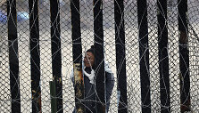 Migrantė prie JAV ir Meksikos sienos