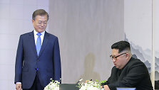 &Scaron;iaurės ir Pietų Korėjos lyderiai: Kim Jong Unas ir Moon Jae-inas 