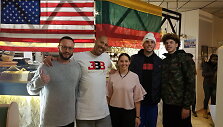 Mali&scaron;auskų vadovaujamoje picerijoje Prienuose apsilankė Ballų &scaron;eima: LaVaras, LiAngelo (antras i&scaron; de&scaron;inės) ir LaMelo (de&scaron;inėje)