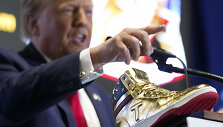 Donaldas Trumpas pristatė savo prekės ženklo sportbačius.