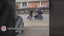 Vidury baltos dienos trys vyrai Klaipėdoje prie kavinės ai&scaron;kinosi santykius. 