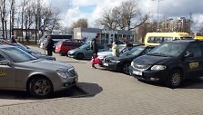 Kairėje &ndash; taksi automobilis, de&scaron;inėje &ndash; pavežėjo