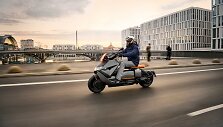 BMW pristatė elektrinį miesto motorolerį &bdquo;CE 04&ldquo;
