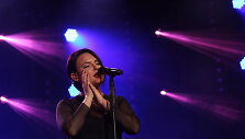 Justė Arlauskaitė-Jazzu penktadienio vakarą lyri&scaron;komis baladėmis su&scaron;ildė per&scaron;lapusią publiką Klaipėdoje.