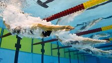 200 m plaukimo peteli&scaron;ke moterų startas