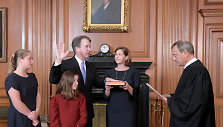 Brettas Kavanaugh prisaikdintas JAV Auk&scaron;čiausiojo Teismo teisėju