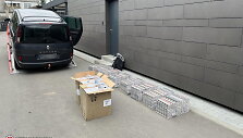 Policijos pareigūnai automobilyje aptiko kontrabandinių cigarečių slėptuvę