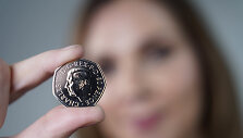 JK į apyvartą i&scaron;leista milijonai monetų su karaliaus Karolio III atvaizdu.