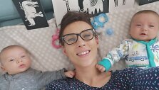 Donata Vi&scaron;tartaitė-Karalienė su vaikais Dovydu ir Povilu