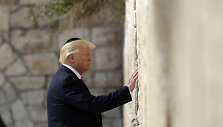 D.Trumpas prie Raudų sienos Jeruzalėje