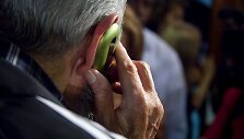 Žmogus kalba mobiliuoju telefonu Kuboje